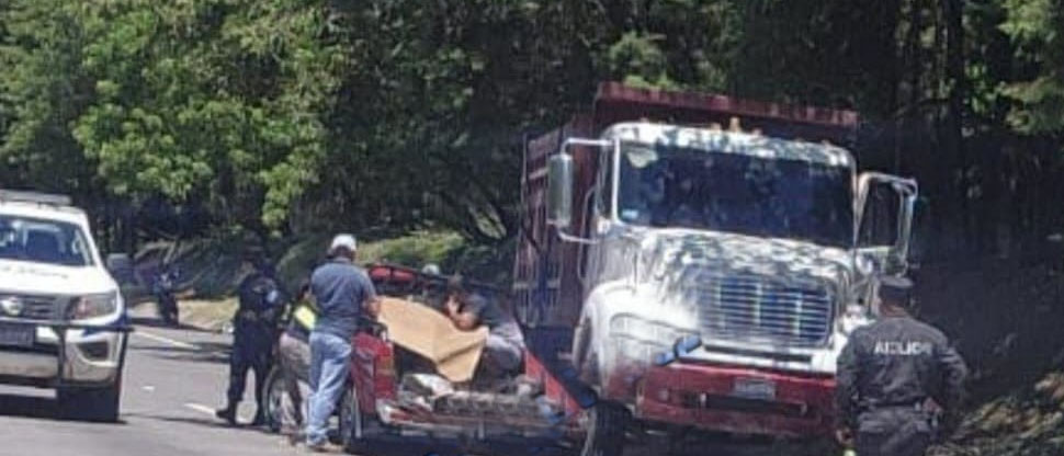 Conductor de camión y vehículo provocan accidente en bulevar Monseñor Romero