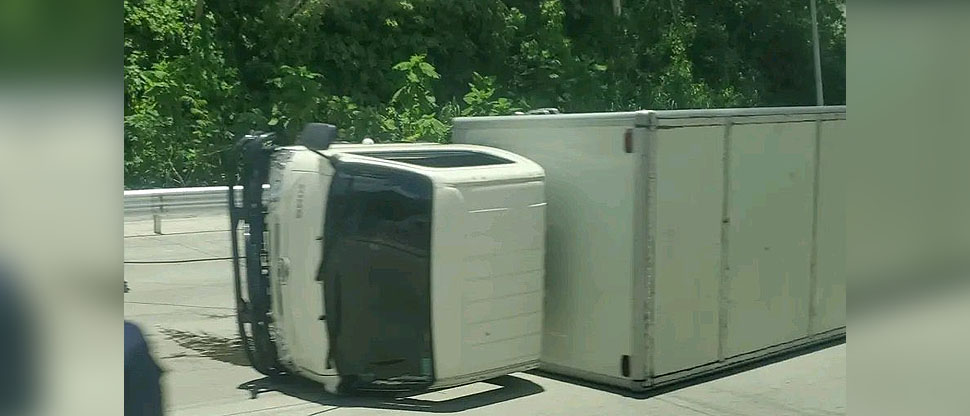 Reportan vuelco de vehículo en carretera Los Chorros