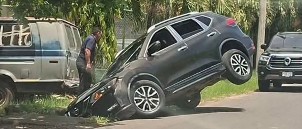 Conductor se lleva tremendo susto al accidentarse en San Miguel