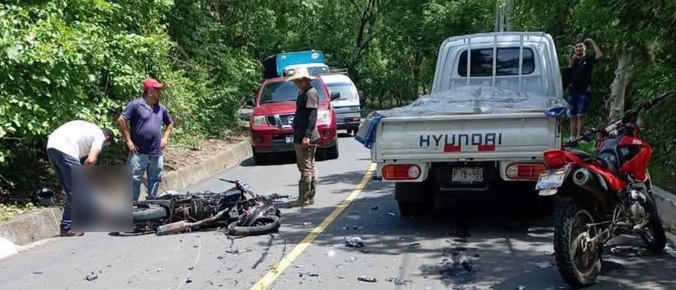 Invasión al carril contrario termina en aparatoso accidente en San Miguel
