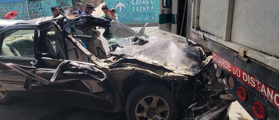 Seis lesionados deja fuerte choque entre vehículo y camión en Chalatenango