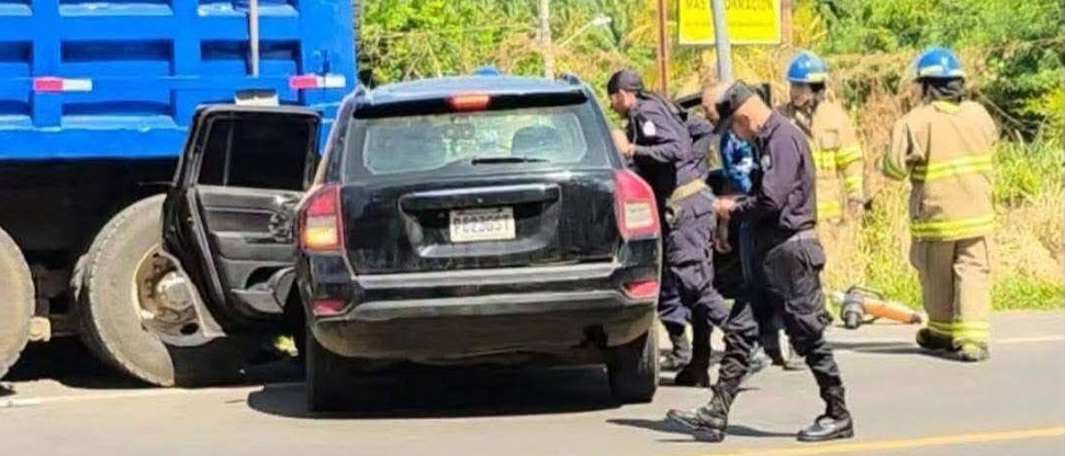 Auxilian a conductor que chocó contra volqueta en cercanías a la Laguna El Espino