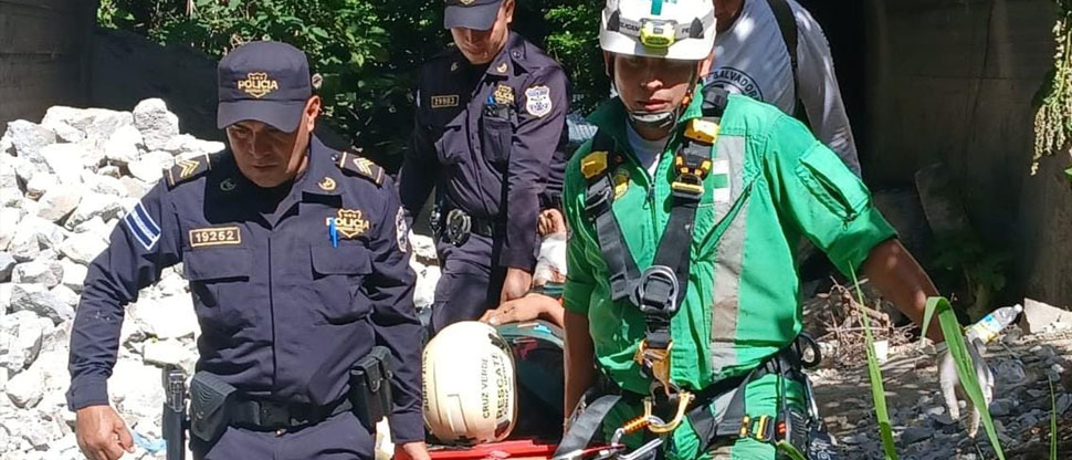 Rescatan con vida hombre ebrio que cayó a un barranco en San Martín