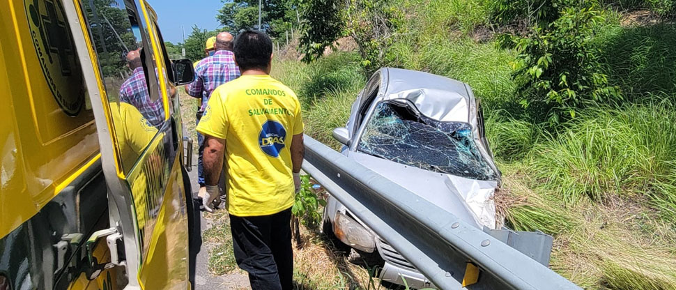 Le venció el sueño mientras manejaba y termina accidentándose a la orilla de la carretera