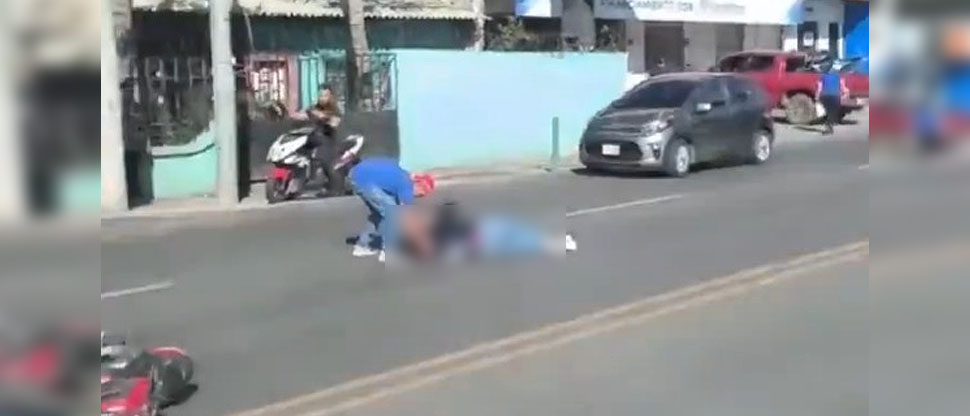 Auxilian a mujer motociclista tras accidente en avenida Roosevelt de San Miguel