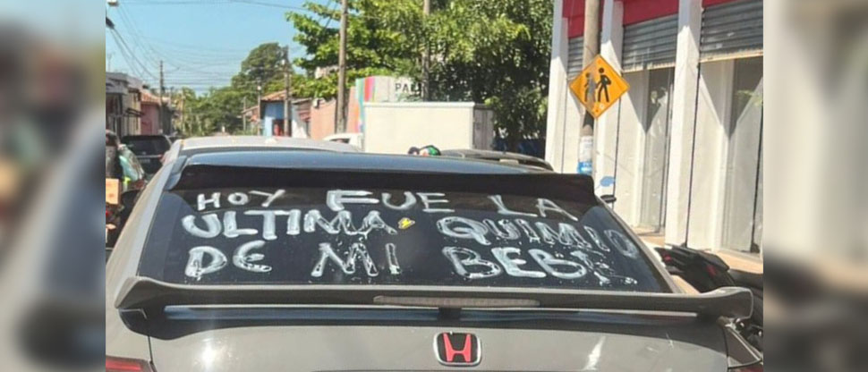 Salvadoreño comparte su felicidad luego que su hijo recibiera su última quimioterapia