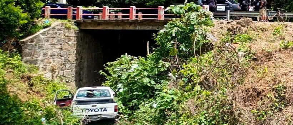 Mujer pierde la vida al caer vehículo a una quebrada en Usulután
