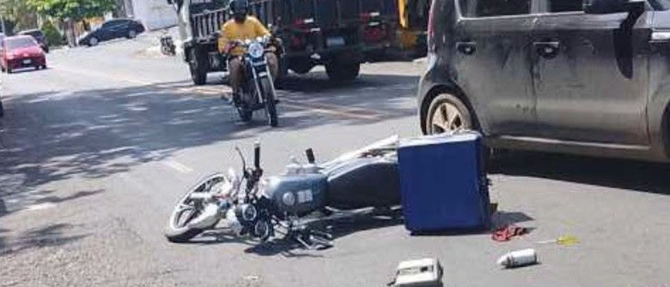 Auxilian a motociclista que se accidentó en ciudad de Santa Ana