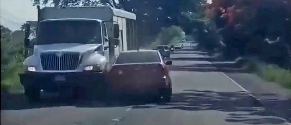 VIDEO: captan aparatoso choque provocado por conductor en estado de ebriedad