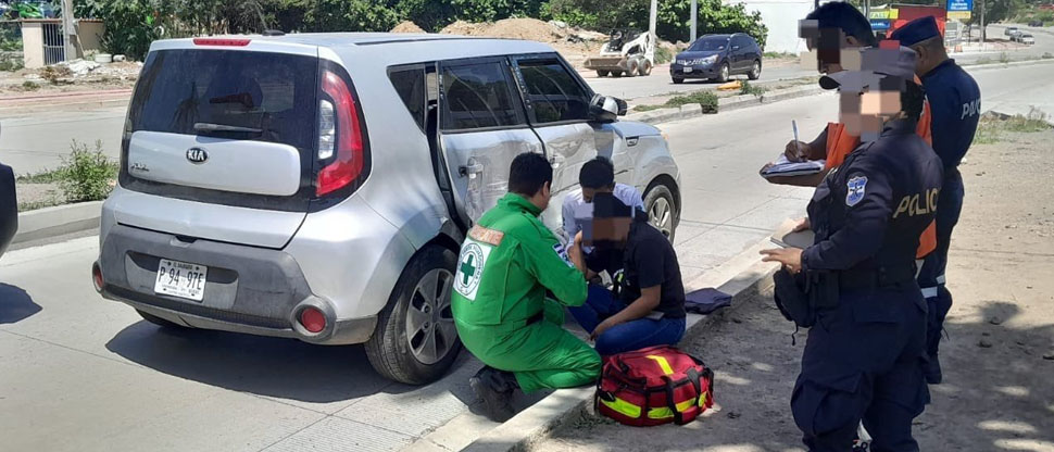 Dos lesionados deja accidente entre Kia Soul y una rastra en carretera Litoral