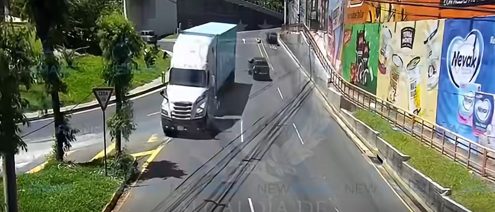 Conductor de rastra pudo ocasionar accidente tras maniobra peligrosa en Santa Tecla