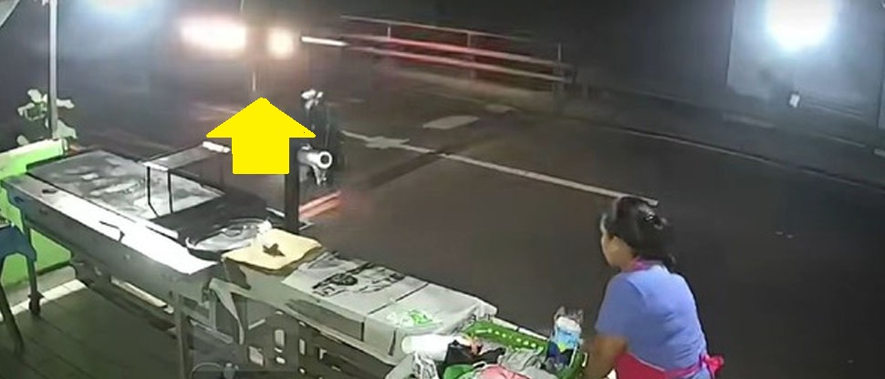 Cámara capta momento cuando vehículo atropella a peatón en Ateos, La Libertad