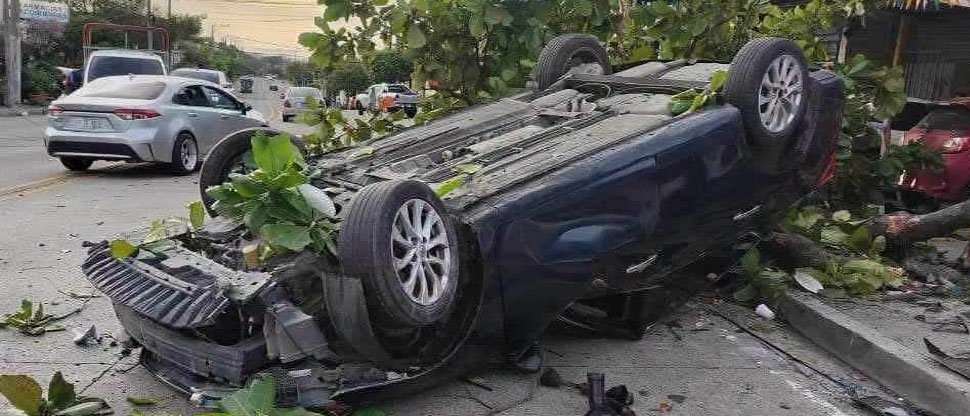 Conductor que circulaba en sentido contrario pierde el control y vuelca en calle al Volcán