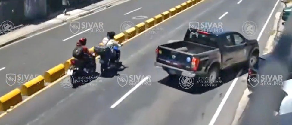 Motociclista intenta sobrepasar a otro y ambos terminan accidentándose en avenida Las Amapolas