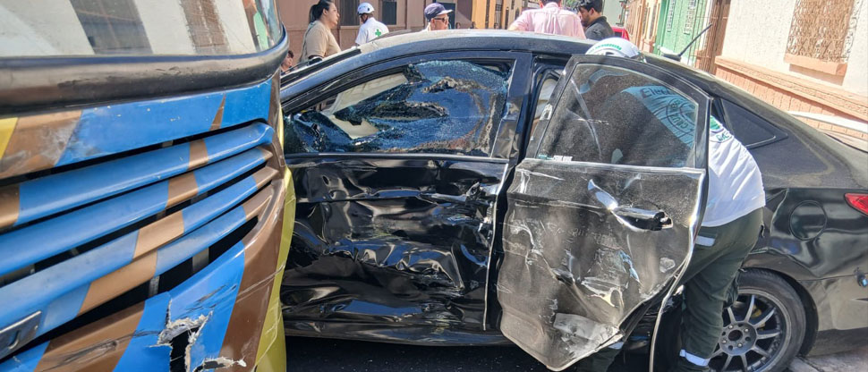 Choque entre autobús y vehículo deja tres lesionados en Santa Ana