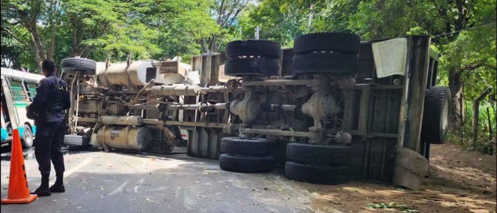 Conductor de volqueta cargada de arena pierde el control y vuelca en carretera Panamericana