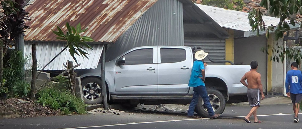 Conductor pierde el control de su pick up 4X4 y choca contra una  vivienda en Chalatenango