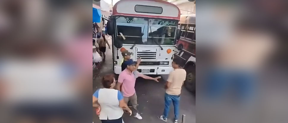 VIDEO: cobrador y motorista convierten un ring de boxeo en plena vía pública