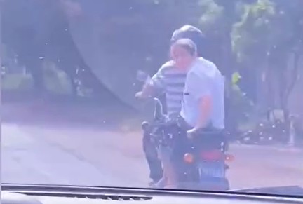 Denuncian a motociclista que transportaba a abuelita como pasajera sin casco protector