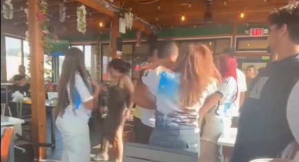 Aficionadas se agarran de los pelos tras la final de la copa del mundo entre Argentina y España