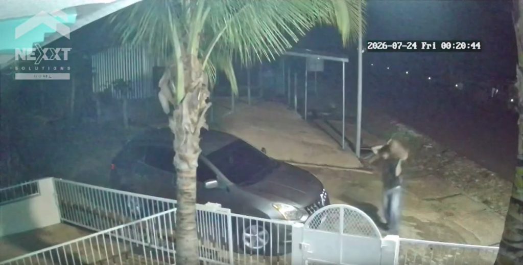 Intolerancia: captan a sujeto arrojando una roca de gran tamaño contra una camioneta