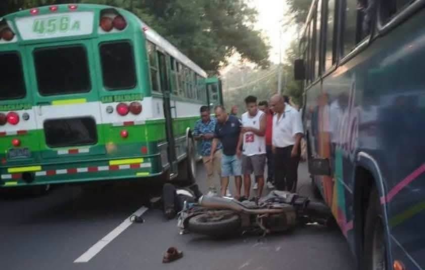 Motociclista queda tendido en el asfalto tras choque con bus de la ruta 201