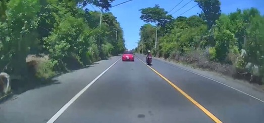 Captan a motociclista imprudente invadiendo el carril contrario para sobrepasar