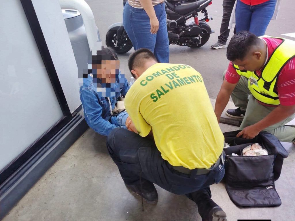 Derrame de combustible provoca caída de chica motociclista en el desvío a Atecozol