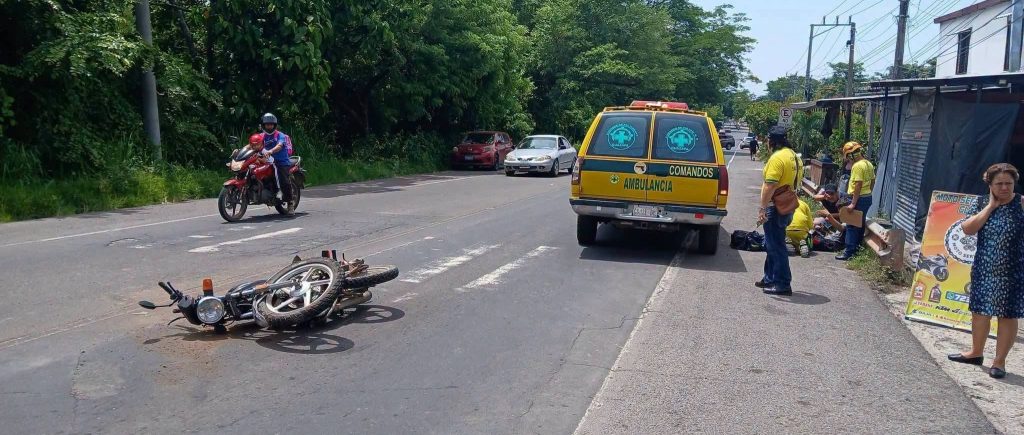 Motociclista resulta lesionado tras chocar contra mototaxi en Guazapa 