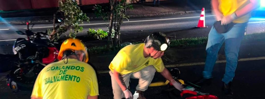Motociclista sufre graves lesiones tras chocar contra separadores de carril en Izalco