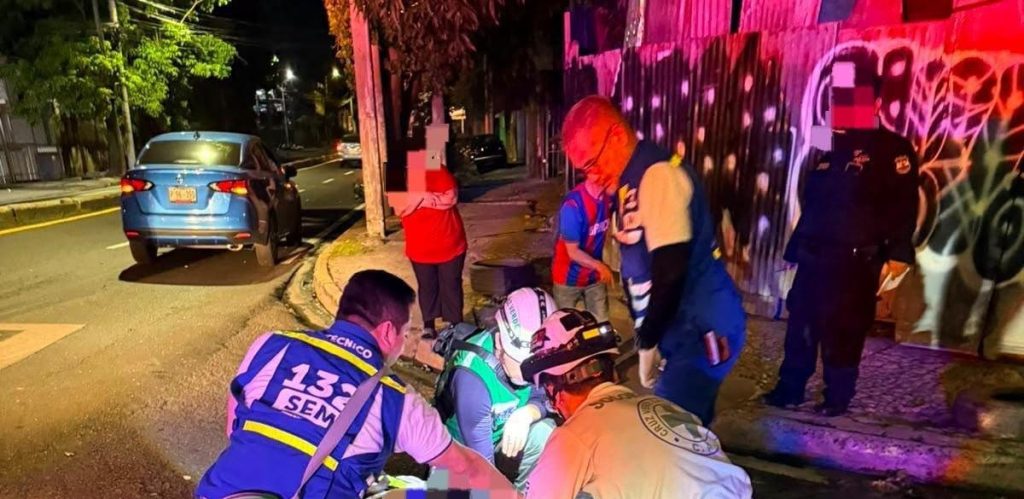 Auxilian a motociclista tras ser embestido por un carro en el bulevar Venezuela