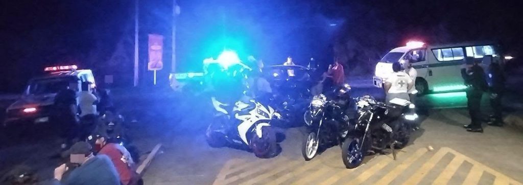 Motociclista y acompañante resultan lesionados tras choque contra carro particular