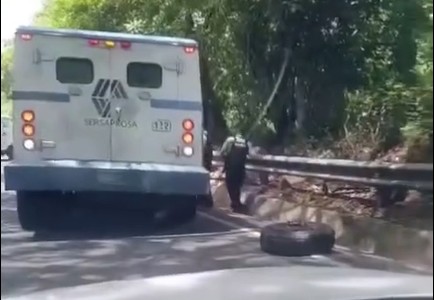 Carro blindado pierde uno de sus neumáticos y se accidenta cerca del puente Acahuapa