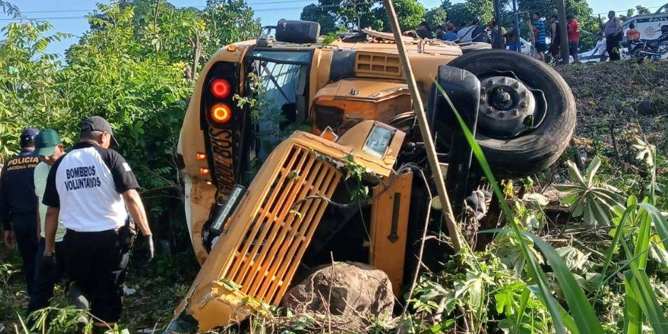 Bus lleno de pasajeros cae a hondonada en Suchitepéquez, Guatemala