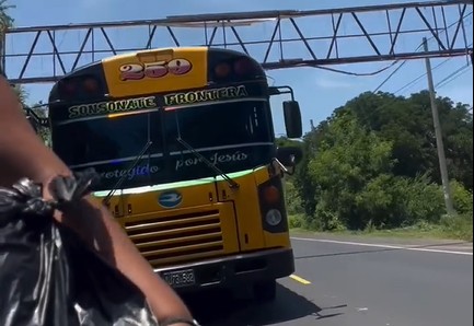 Denuncian a conductor que le echó el bus a motociclista y su acompañante