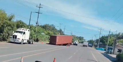 Contenedor se desprende de cabezal en la carretera al Puerto de Acajutla