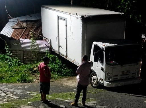Camión se estrella contra vivienda en San Vicente