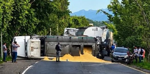 Camión que transportaba granos vuelca cerca de Cojutepeque colapsando el tráfico en la zona