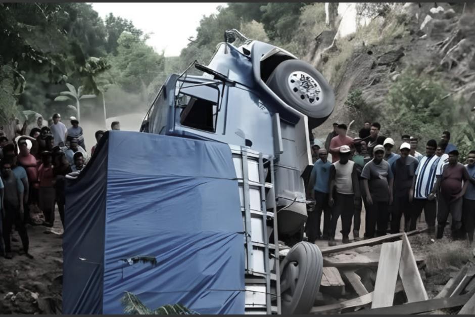 Una niña y 1 adulto fallecieron tras caerles un camión después que colapsó un puente en Petén, Guatemala