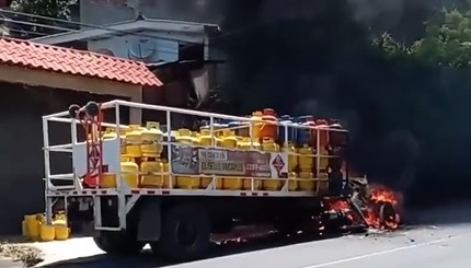 Camión distribuidor de tambos de gas se incendia en la calle a Santo Tomás y Santiago Texacuangos