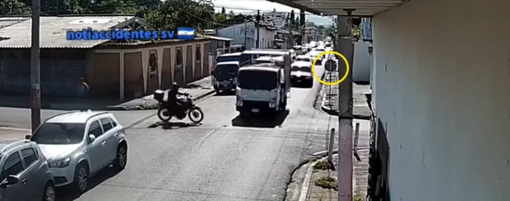 Irrespeto a la señal de alto provoca noche entre camión y motociclista en San Miguel