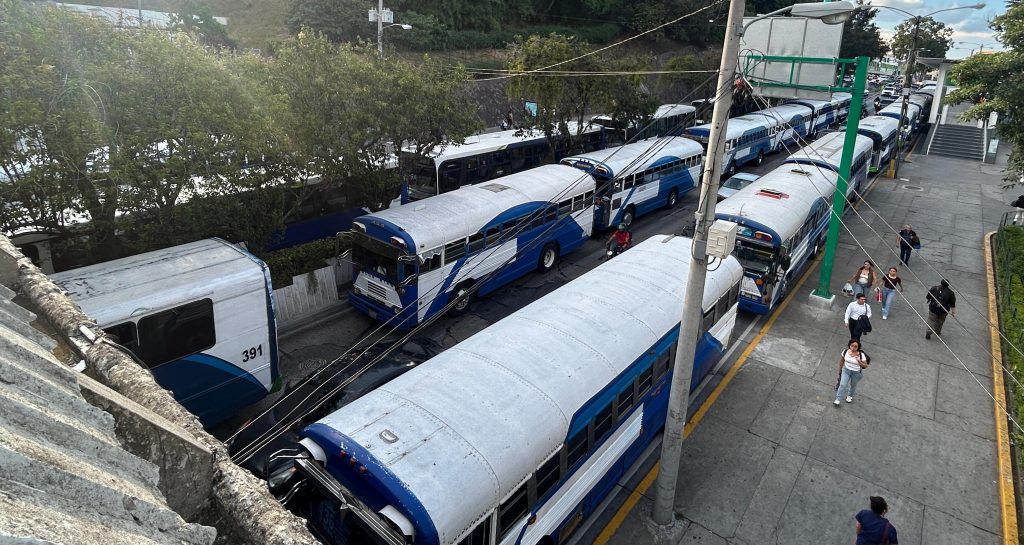 Transportistas de Guatemala exigen que se les permita aumentar la tarifa por el alza de los precios de los combustibles