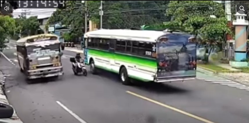 Motociclista casi es embestido por bus departamental por hacer maniobra imprudente
