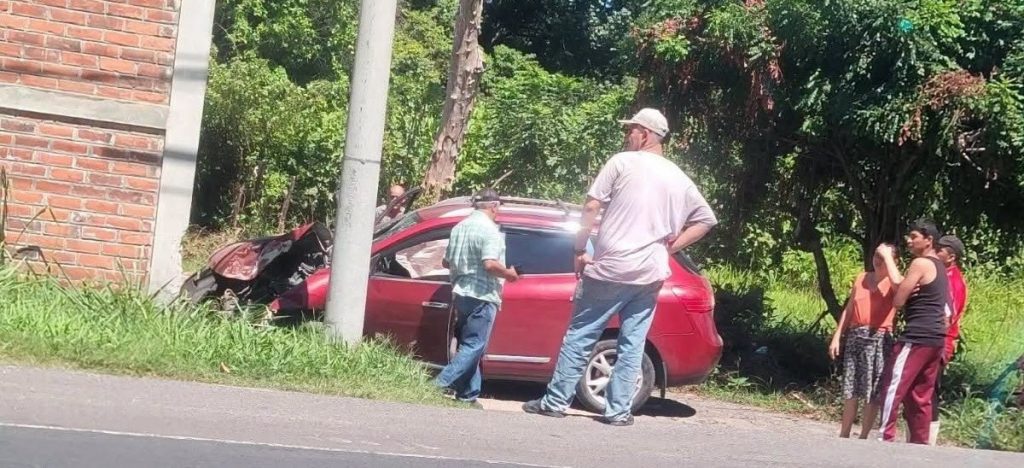 Automovilista se estrella contra poste del tendido eléctrico en Cihuatán, Aguilares