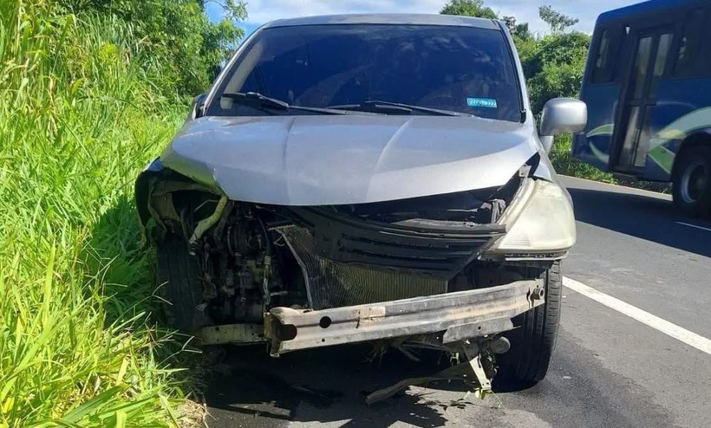 Conductor pierde el control de su vehículo y choca contra valla en la carretera a Santa Ana