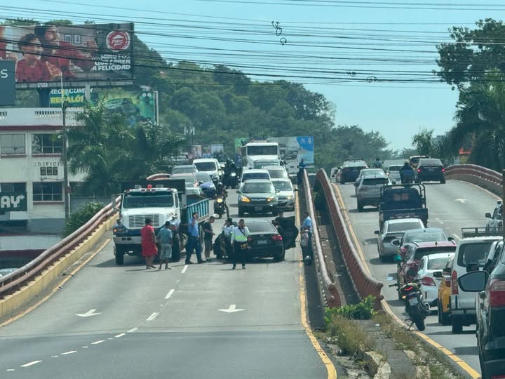 Choque entre carro particular y camión bloquea el tráfico sobre el paso a desnivel del Árbol de la Paz