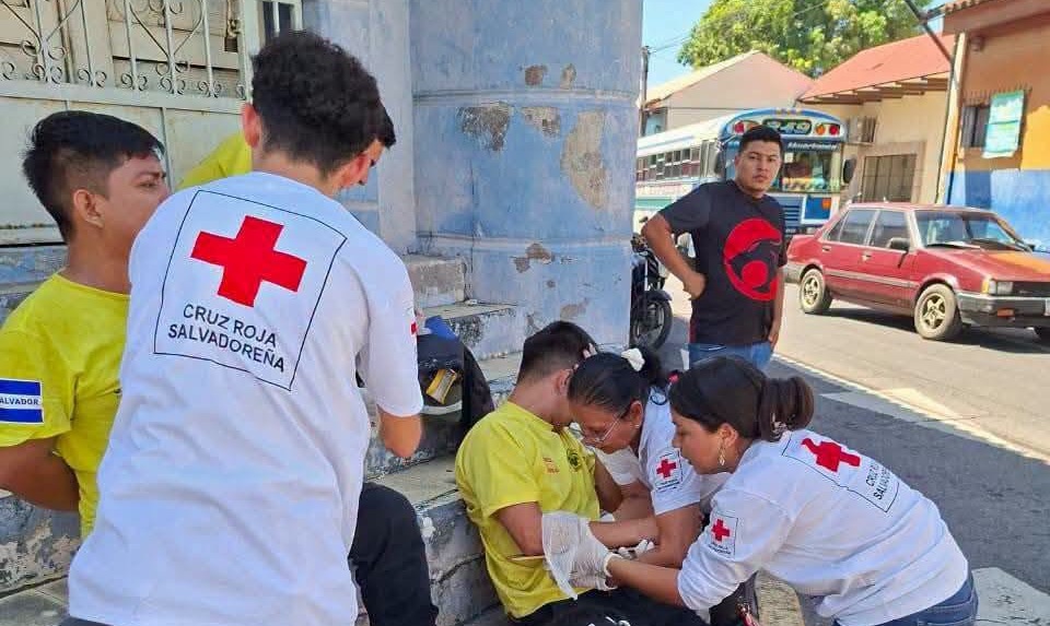 Carro choca contra ambulancia de Comandos de Salvamento que se dirigía a atender lesionados