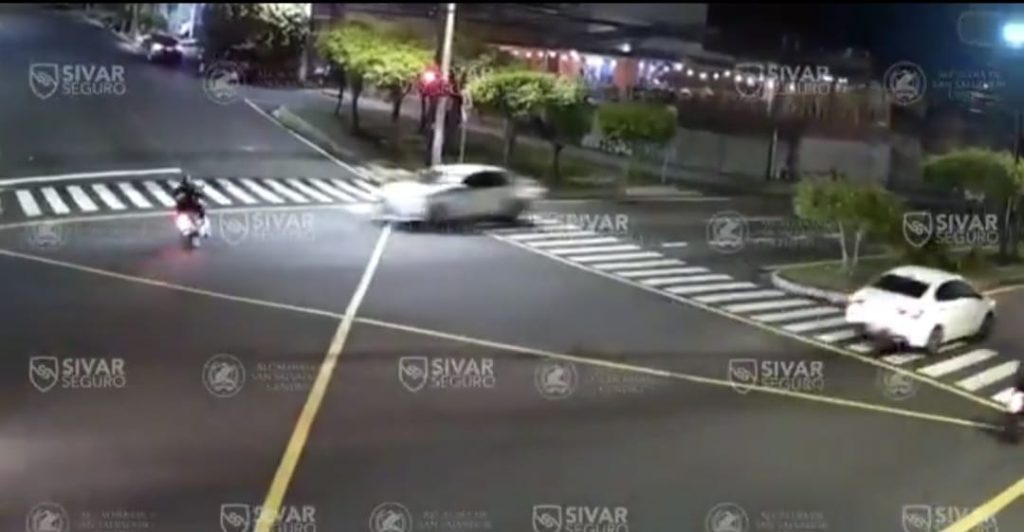 Motociclista «sale volando» tras accidente por irrespeto a luz roja del semáforo