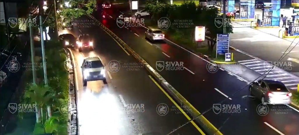VIDEO: Imprudencia causa choque en la alameda Juan Pablo II