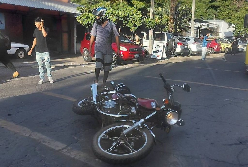 Auxilian a motociclista lesionado en la carretera Litoral, Usulután